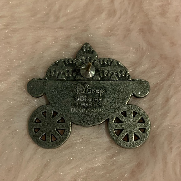 Cinderella carriage pin - Picture 2 of 2
